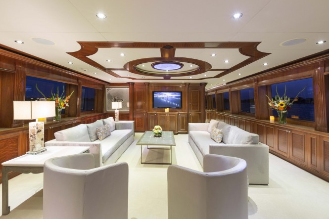 Superyacht FAR FROM IT - Main salon