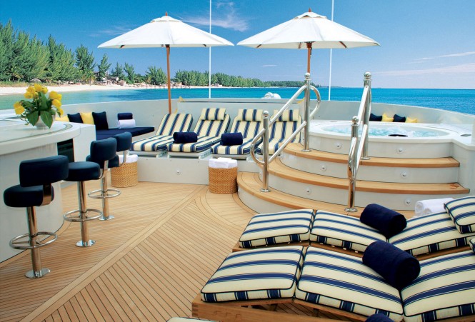 Superyacht MUSTIQUE - Sundeck Jacuzzi