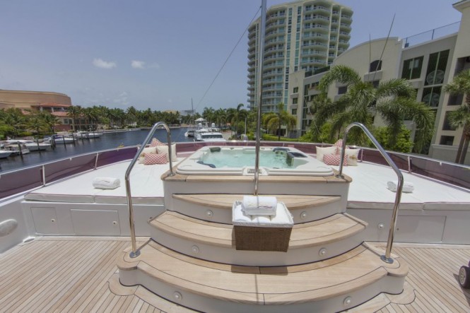 Superyacht RELENTLESS - Sundeck Jacuzzi