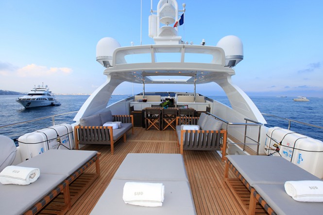 Superyacht SUD - Sundeck loungers and alfresco dining area