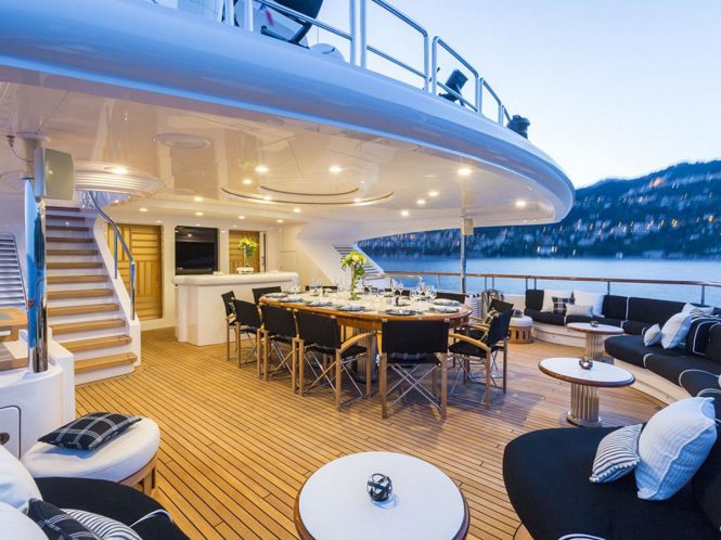 Luxury yacht AIR - Upper deck alfresco dining