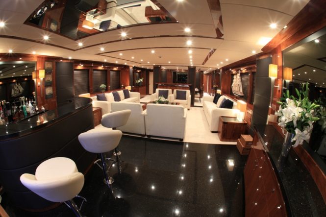 Luxury yacht BARRACUDA RED SEA - Main salon and bar