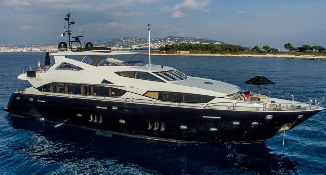 Luxury yacht EMOJI - Built by Sunseeker