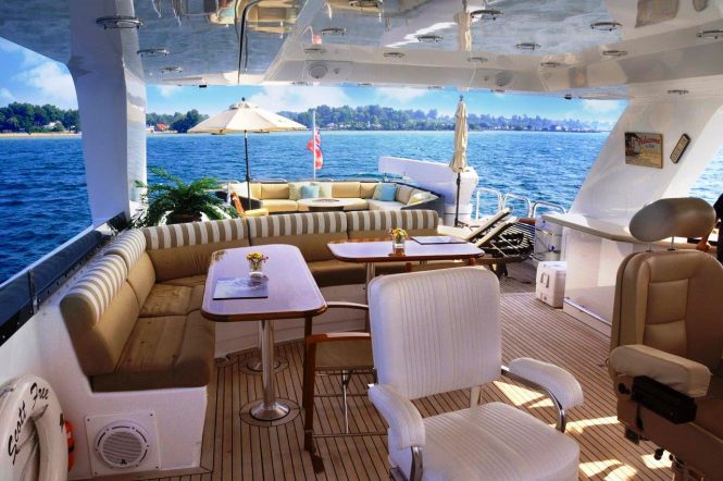 Luxury yacht LEGENDARY - Flybridge