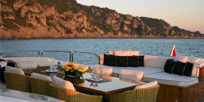 Luxury yacht LISA IV - Main deck aft dining and outdoor salon