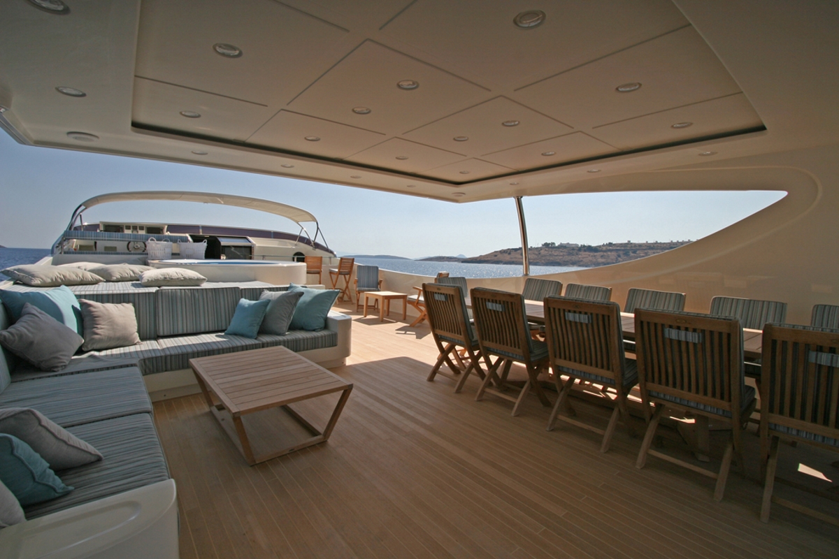 Luxury yacht M&M - Flybridge alfresco dining, sunpads and Jacuzzi