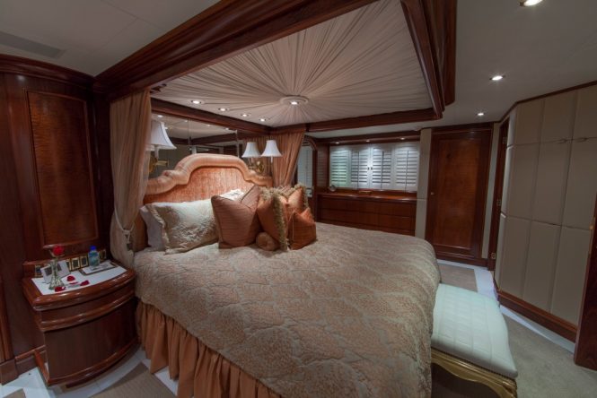 Luxury yacht OCEAN CLUB - Master suite