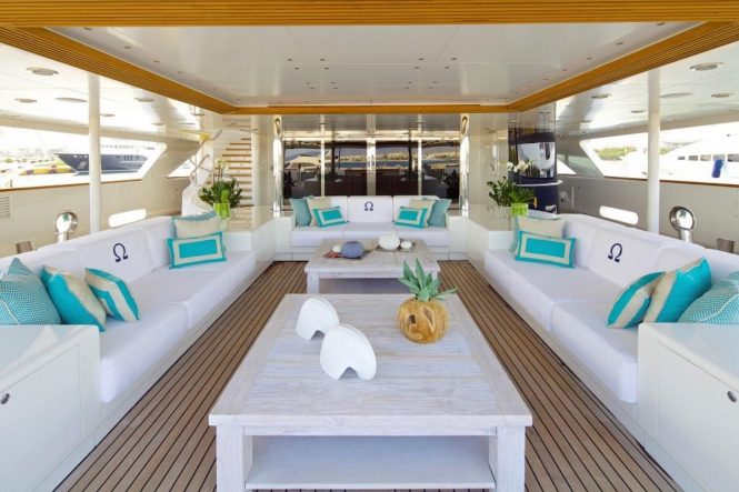 Luxury yacht O'MEGA - Shaded lounging on the main deck aft