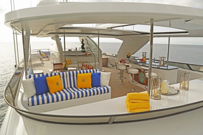 Luxury yacht PENNY MAE - Sundeck seating, Jacuzzi and bar