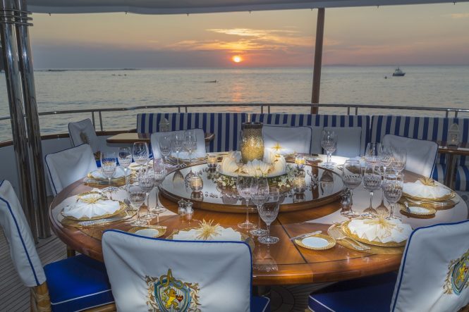 Luxury yacht PENNY MAE - Upper deck alfesco dining