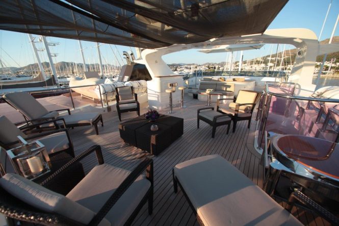 Luxury yacht QUEST R - Sundeck seating and Jacuzzi