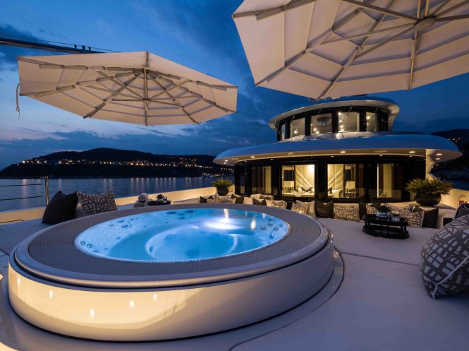 Motor yacht 11.11 - Jacuzzi and sunpads on the bow