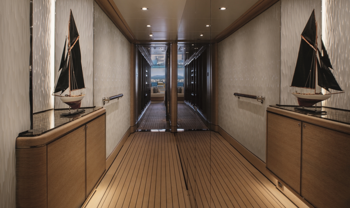 Motor yacht CLOUD 9 Guest corridor on the lower deck ??? Yacht Charter
