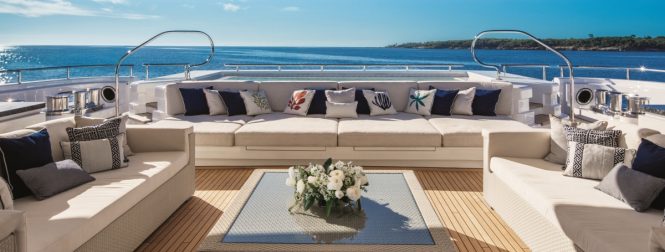 Motor yacht CLOUD 9 - Main deck aft lounging area and pool