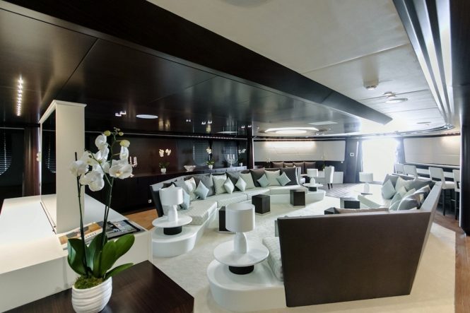 Motor yacht KATINA - The glamorous main salon and bar