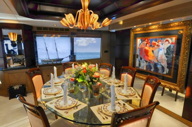 Motor yacht LEGENDARY - Formal dining area