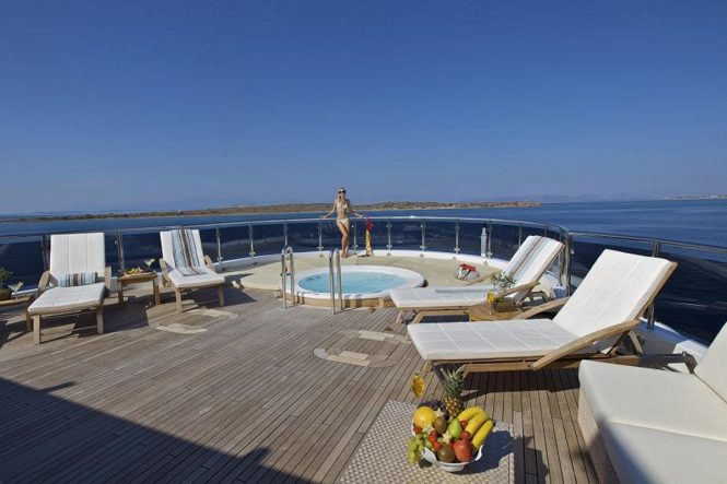 Motor yacht O'MEGA - Sundeck Jacuzzi and sunbathing area
