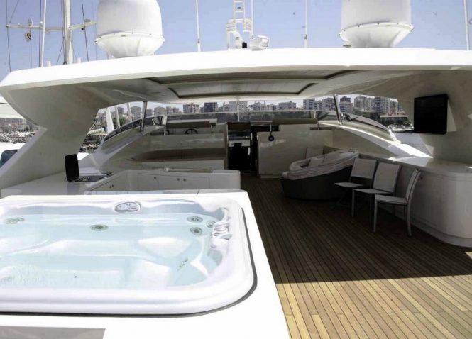 Motor yacht PANFELISS - Sundeck Jacuzzi and outdoor lounge