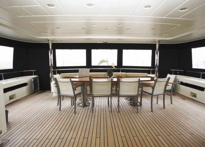 Motor yacht PANFELISS - The enclosed aft deck