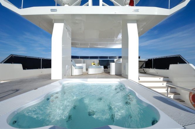 Motor yacht SERENITAS - Flybridge jacuzzi and alfresco lounge