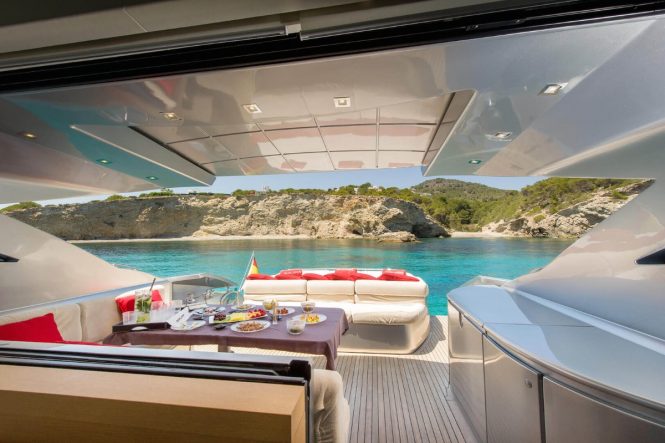 Motor yacht SHALIMAR - Main deck aft alfresco dining and sunpad