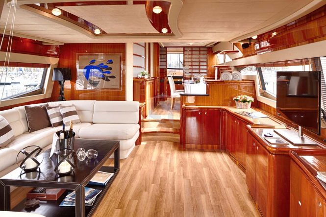 Open yacht AMOR - Salon and formal dining area