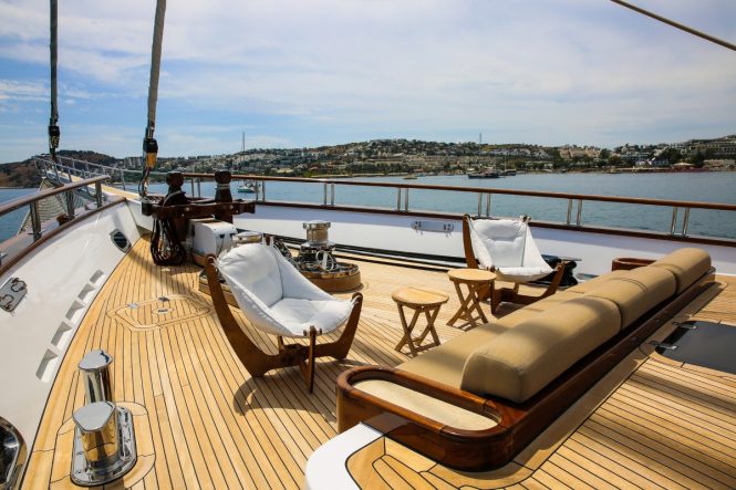 Sailing yacht ZANZIBA - Bow seating