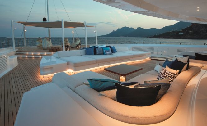 Superyacht CLOUD 9 - Upper deck bow seating