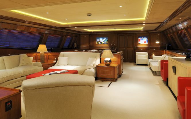 Superyacht DRUMBEAT - Main salon and formal dining area