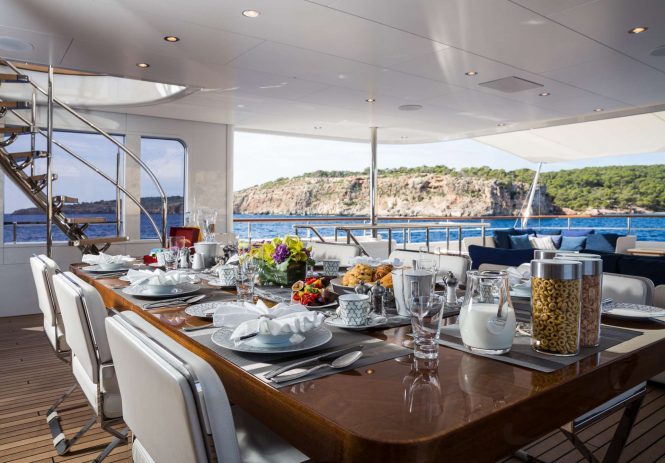 Superyacht GO - Breakfast alfresco on the upper deck aft