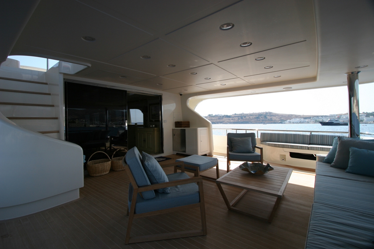 Superyacht M&M - Spacious aft deck salon
