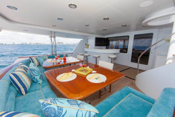 Superyacht OCEAN CLUB - Main deck aft alfresco lounge and bar