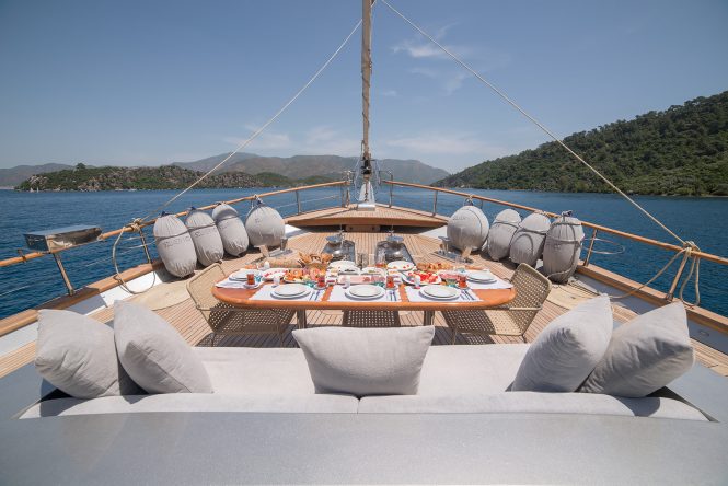 Superyacht SILVER MOON - Alfresco dining and sunbathing on the foredeck