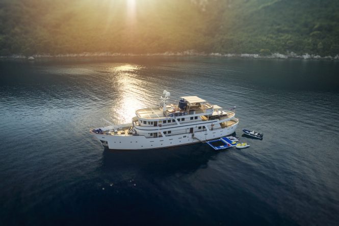 DONNA DEL MARE with water toys