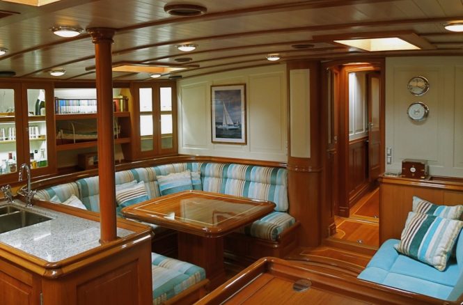 Luxury charter yacht COPIHUE - Salon and dining area
