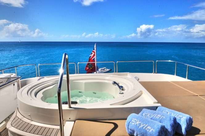 Luxury yacht AMORE MIO - Jacuzzi and sunpads