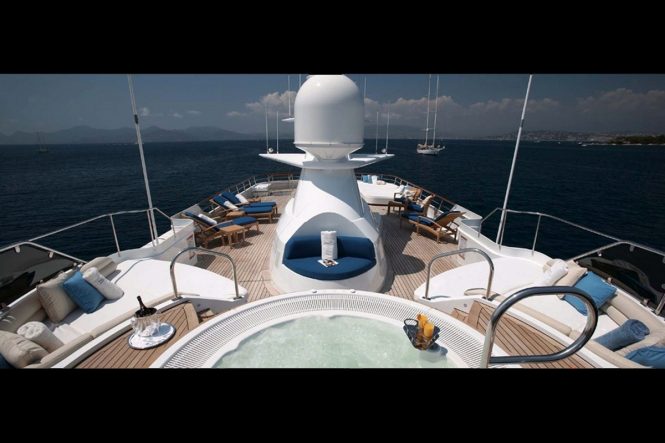 Luxury yacht SHAKE N' BAKE TBD - Sundeck Jacuzzi and sunpads