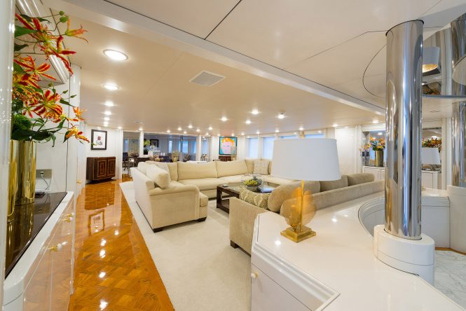 Luxury yacht SHE'S A 10 - Main salon forward view