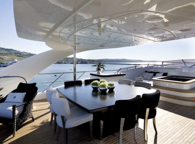 M/Y SEALYON - Sundeck Jacuzzi and alfresco dining table