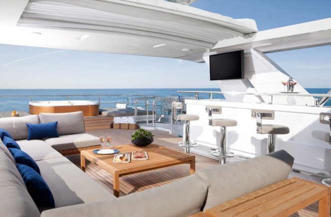 Motor yacht CHEERS 46 - Flybridge lounge and bar