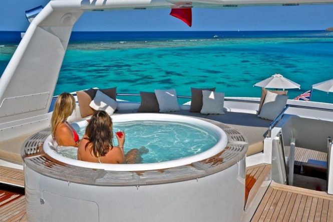 Motor yacht LIONSHARE - Sundeck Jacuzzi