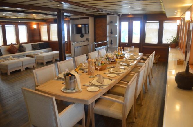 Sailing yacht LAMIMA -Main salon and dining area