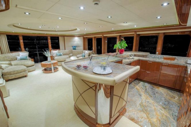 Superyacht ALLEGRIA - The spacious skylounge with bar