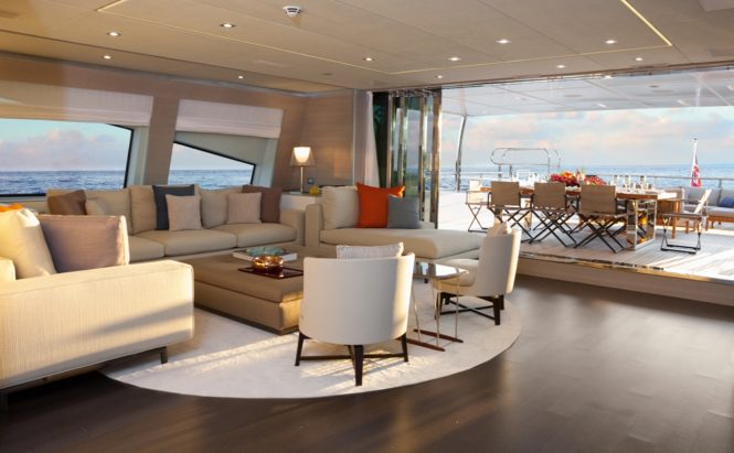 Superyacht CHEERS 46 - Skylounge and upper deck aft alfresco dining