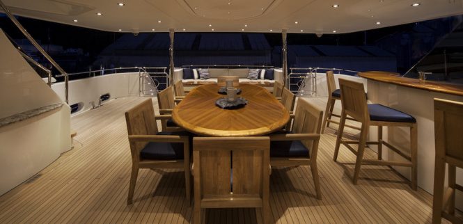 Superyacht FAR NIENTE - Main deck aftalfresco dining, outdoor seating and bar