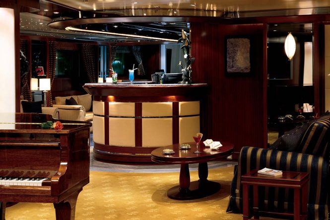 Superyacht LAUREN L - Main salon bar