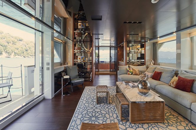 Superyacht TAKARA - Main salon with balcony