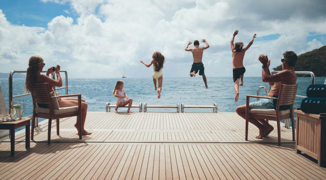 Yacht Meamina - Jump for joy on a family charter
