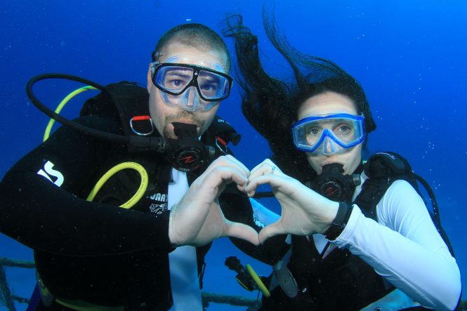 Stuart Cove's - underwater wedding