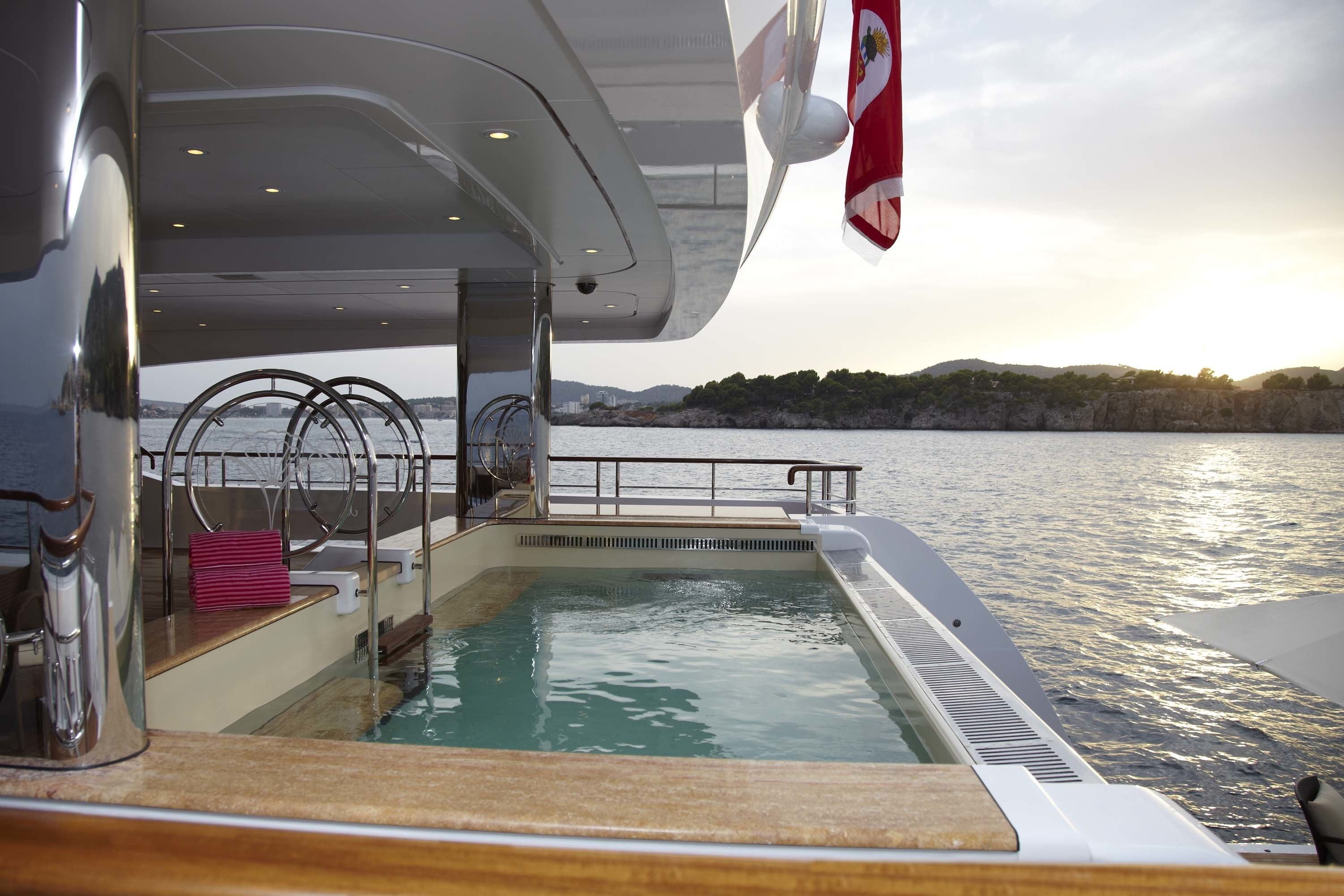 luxus yacht mit pool